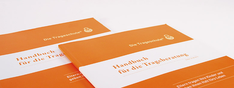 Handbuch für die Trageberatung Die Trageschule Titelseite im Firmen-CI  Agentur Grafikladen