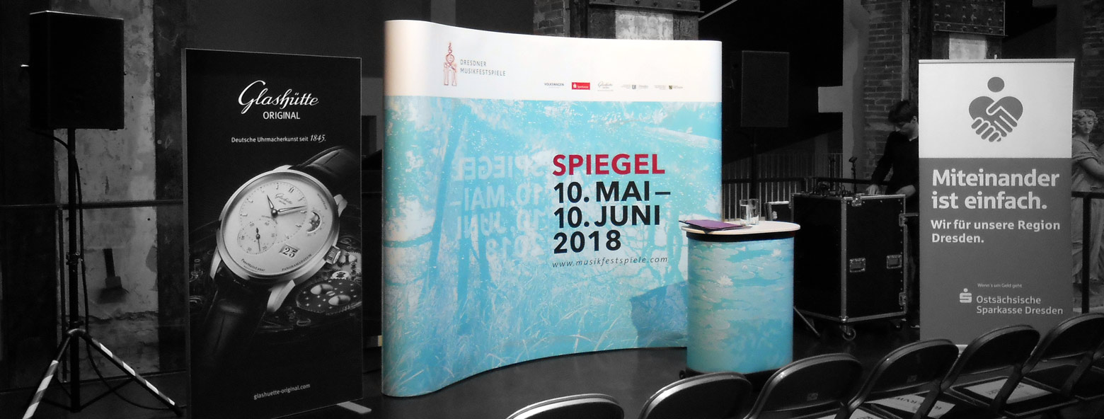 SPIEGEL - Dresdner Musikfestspiele Spielzeit 2018 Dresdner Musikfestspiele SPIEGEL - Pressewand und Tresen zur Pressekonferenz Agentur Grafikladen